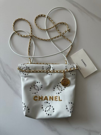 CHANEL 22 MINI HANDBAG Shiny Calfskin 20 × 19 × 6 cm