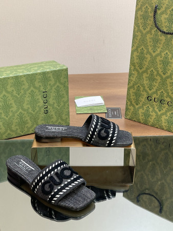 UA GUCCI WOMEN'S SLIDE SANDAL WITH GUCCI SCRIPT Black