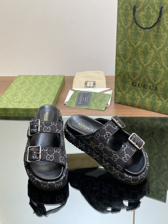 UA GUCCI SANDAL WITH DOUBLE G