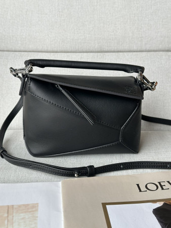 LOEWE Small Puzzle bag in classic calfskin 24x10.5x16.5cm