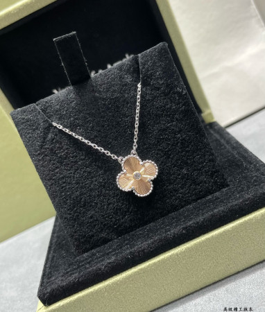 Van Cleef & Arpels Medium Classic Four Leaf Clover Necklace Diameter approx 1.5cm,Chain length approx 40+5cm