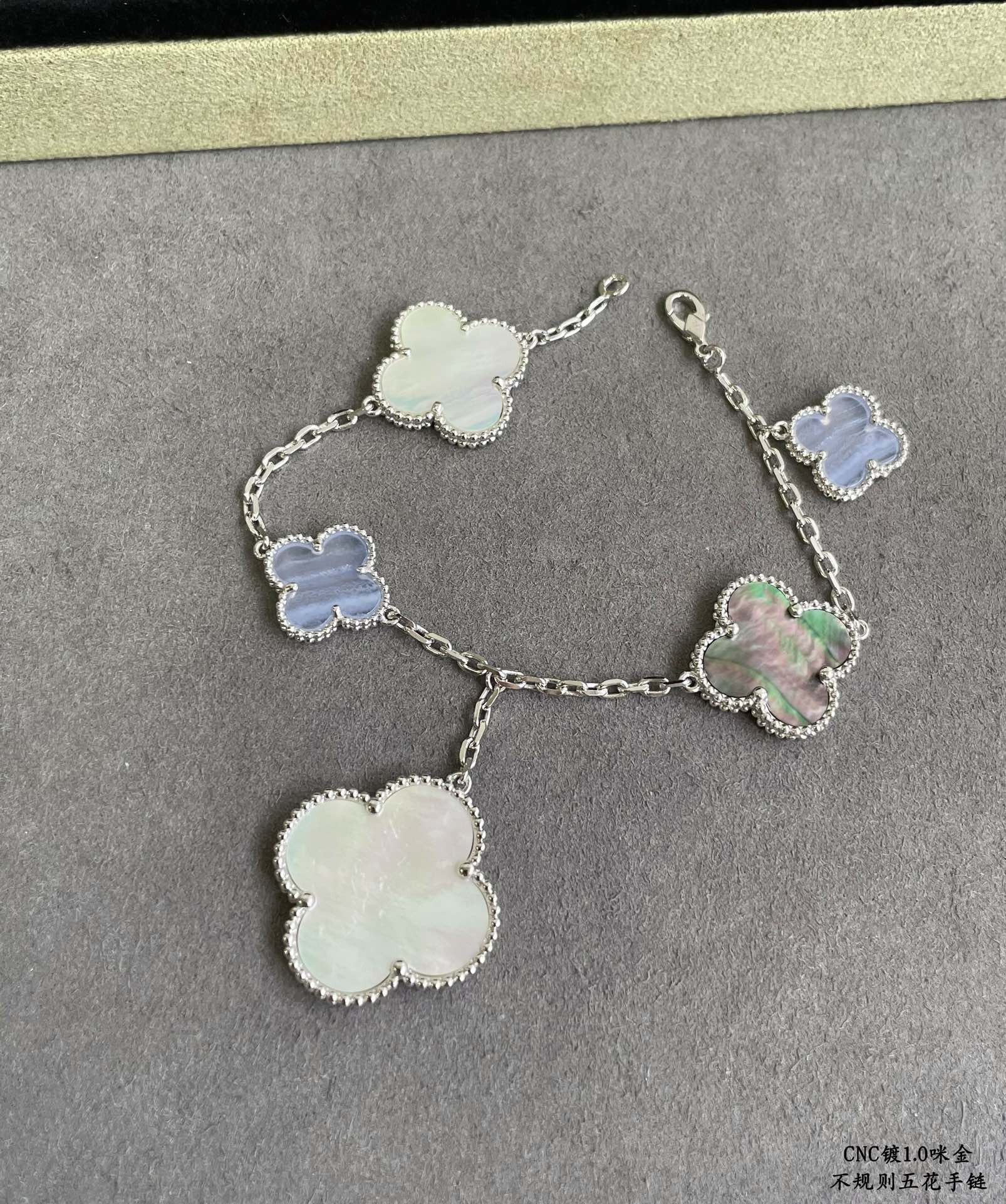 Van Cleef & Arpels Irregular five-leaf clover Bracelet