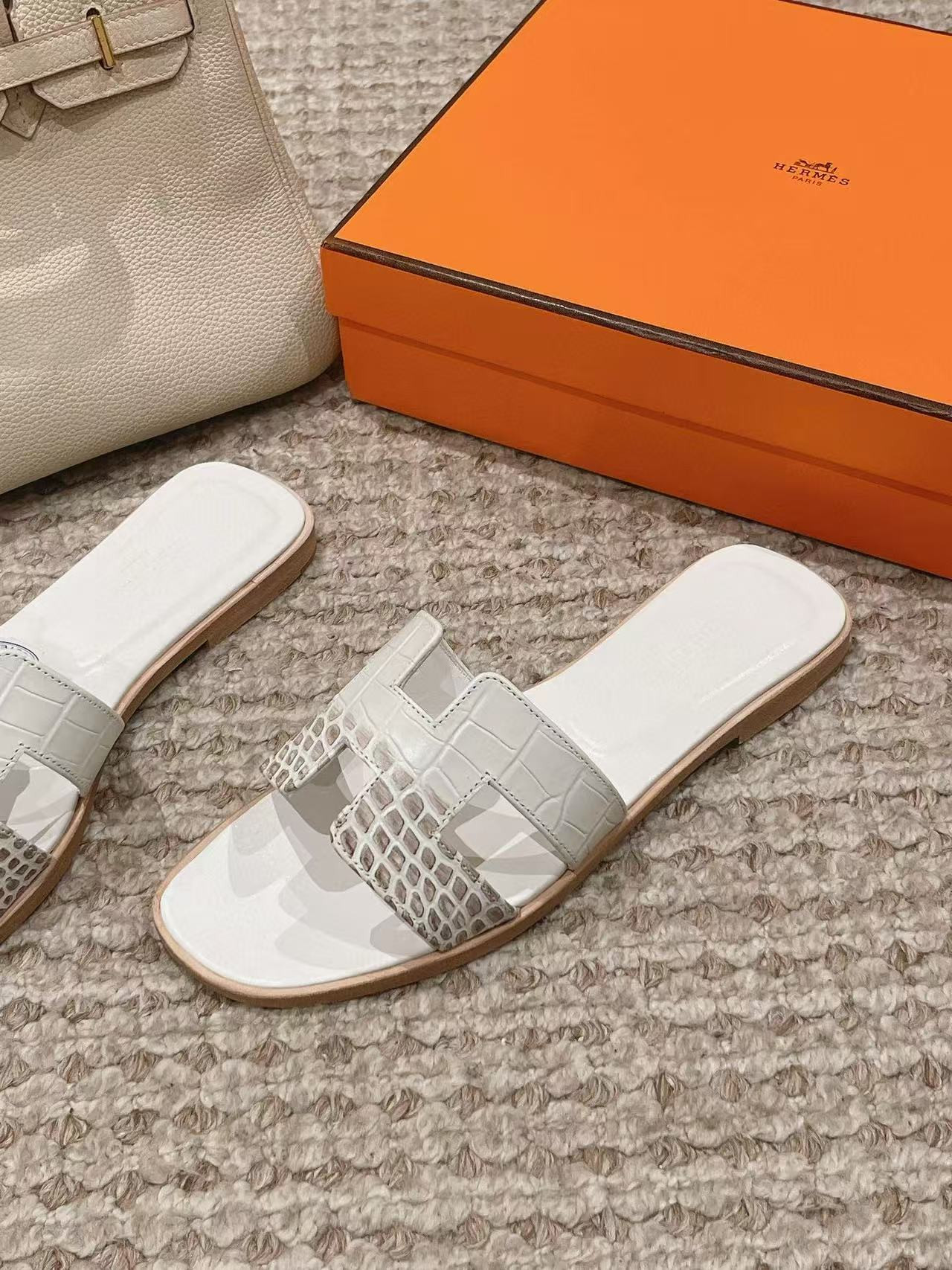 UA Hermès Oran sandal