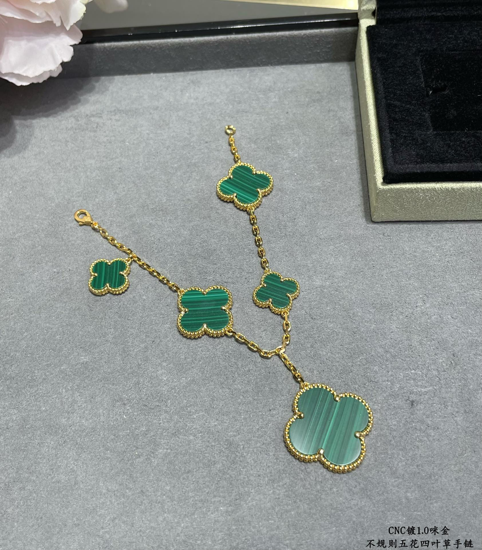 Van Cleef & Arpels Natural malachite irregular five-flowered four-leaf clover Bracelet