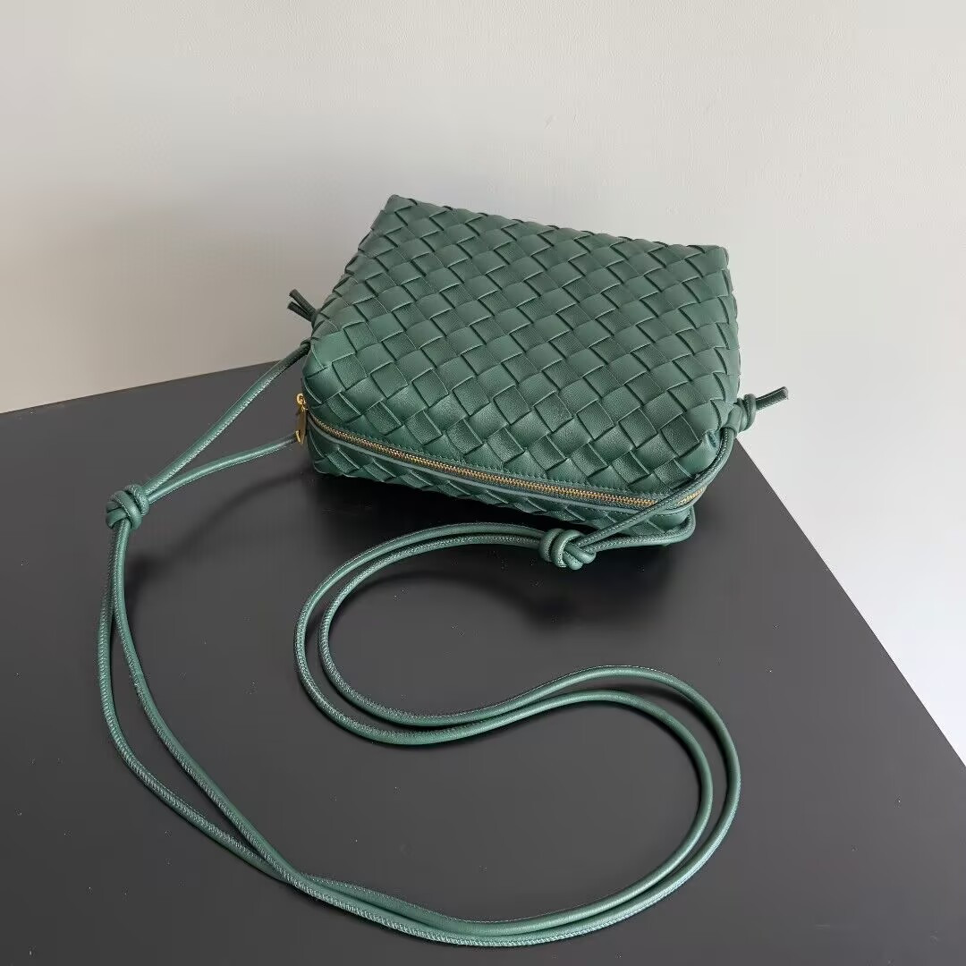 Bottega Veneta Medium Loop Cross-Body Bag 22x15x8cm