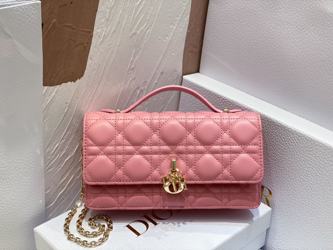 MISS DIOR MINI BAG Melocoton Pink Pearlescent Cannage Lambskin S0980ONJL_M92P 21 x 11.5 x 4.5 cm