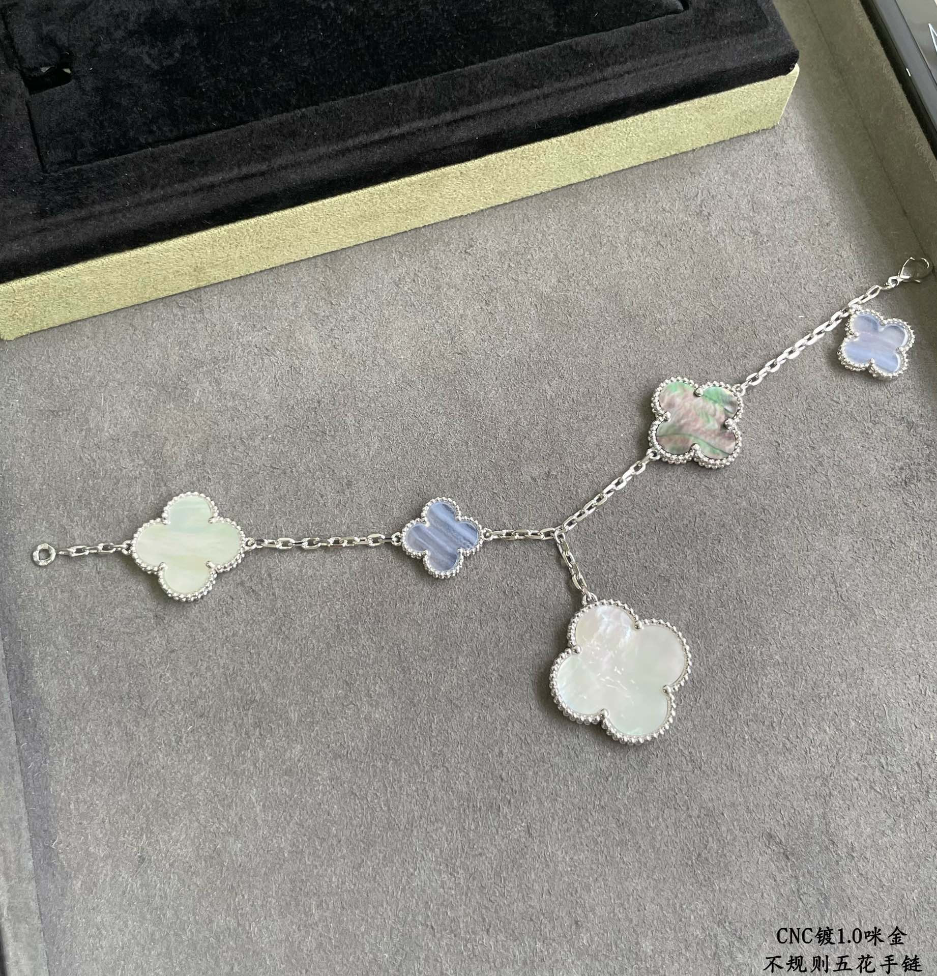 Van Cleef & Arpels Irregular five-leaf clover Bracelet