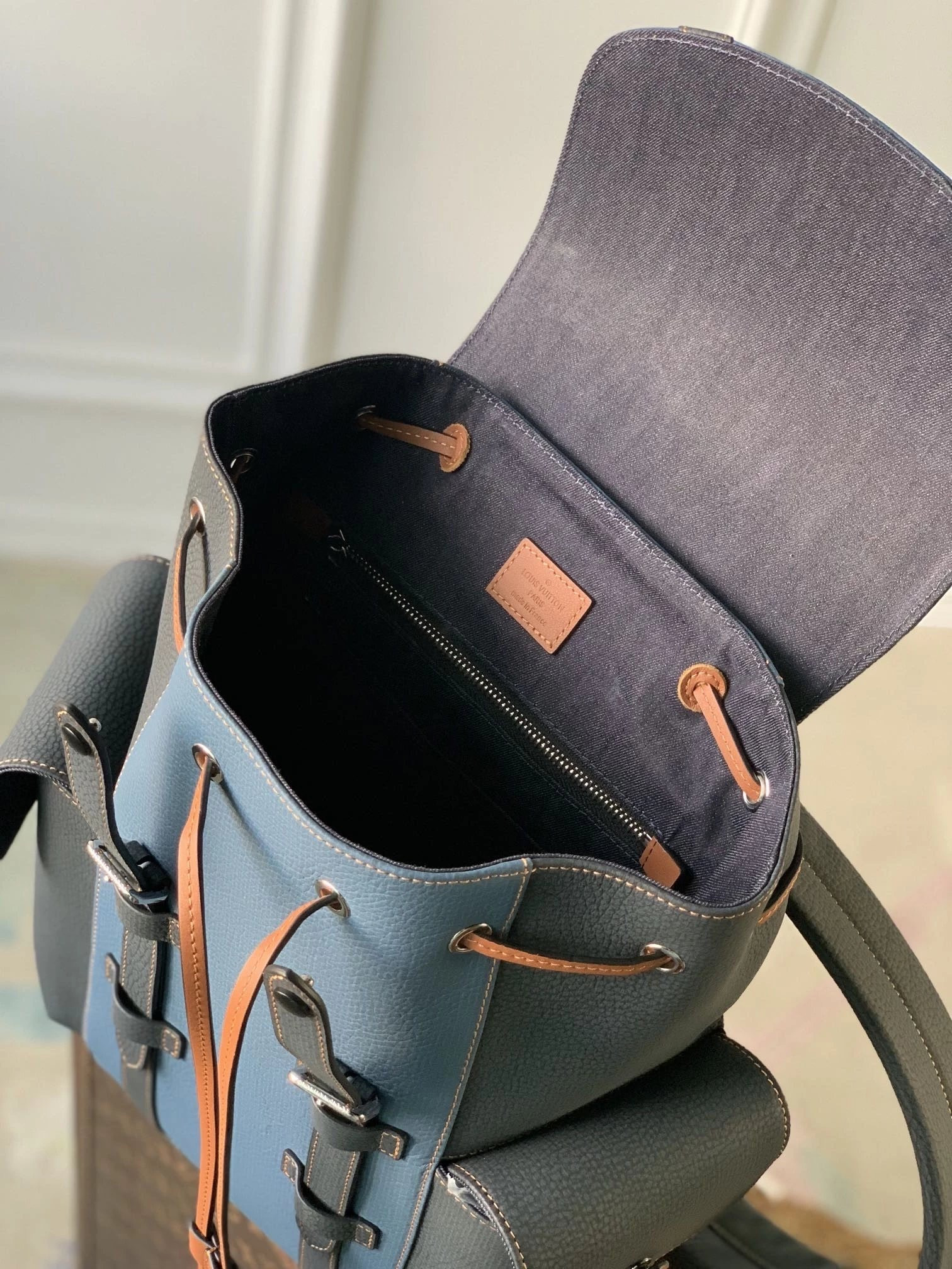 LOUIS VUITTON LV CHRISTOPHER MM M21373