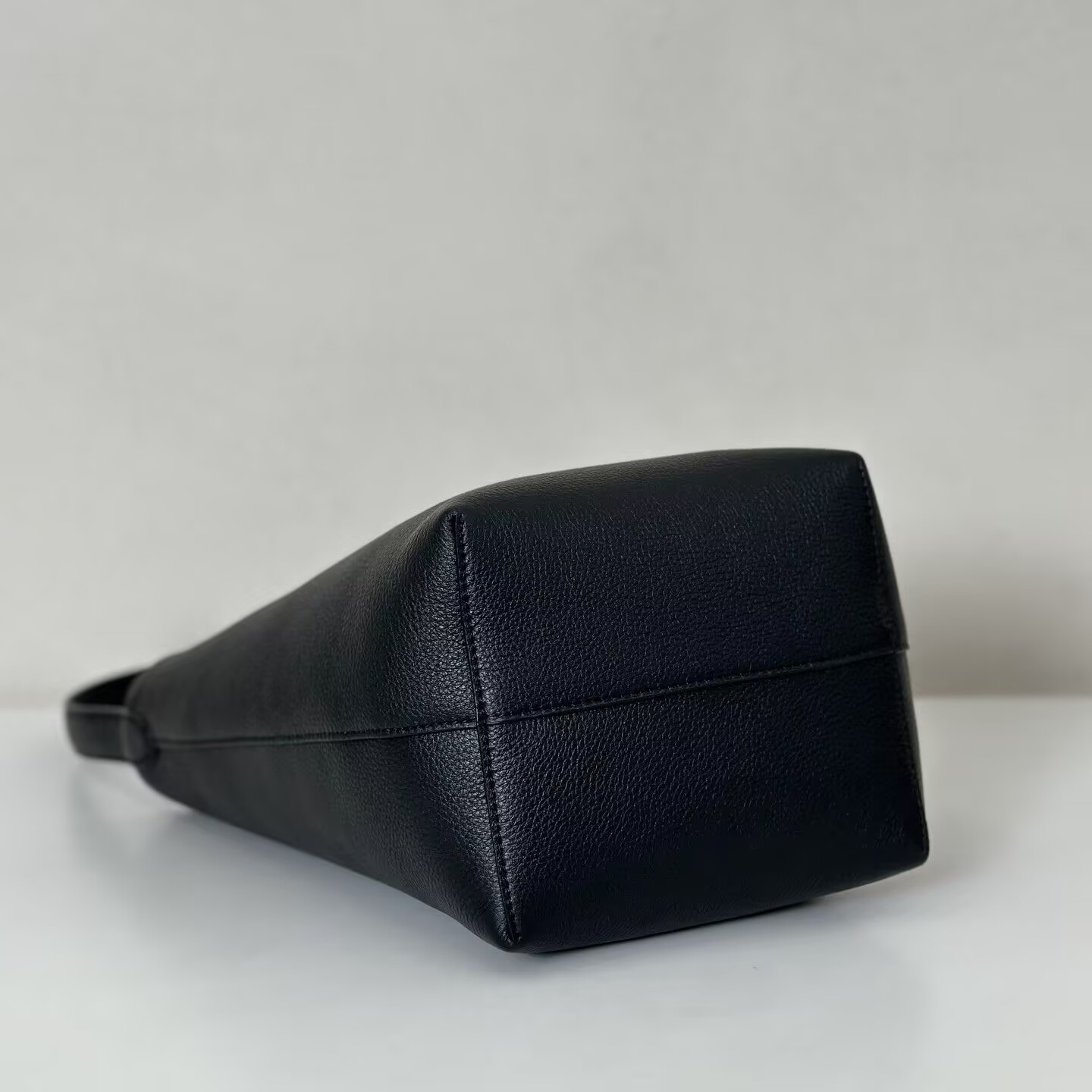 The Row Medium N/S Park Tote Bag in Leather 16.5x16.5x28cm