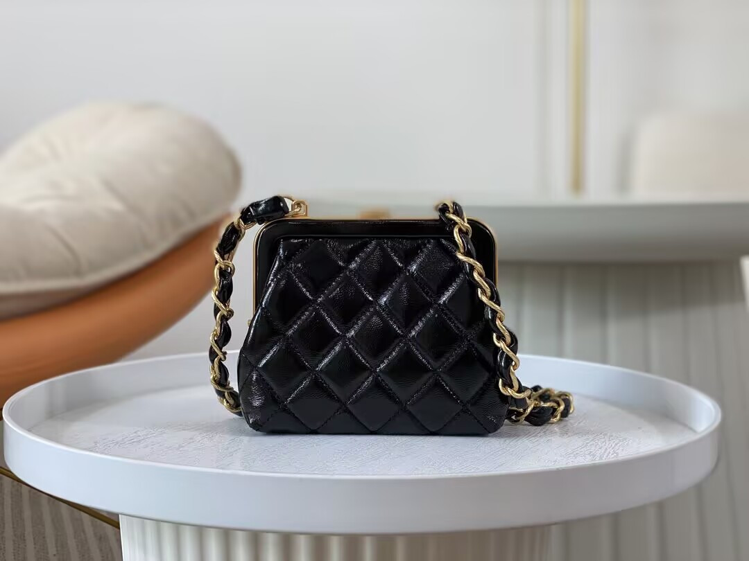 CHANEL CLUTCH WITH CHAIN 12 × 13 × 4 cm