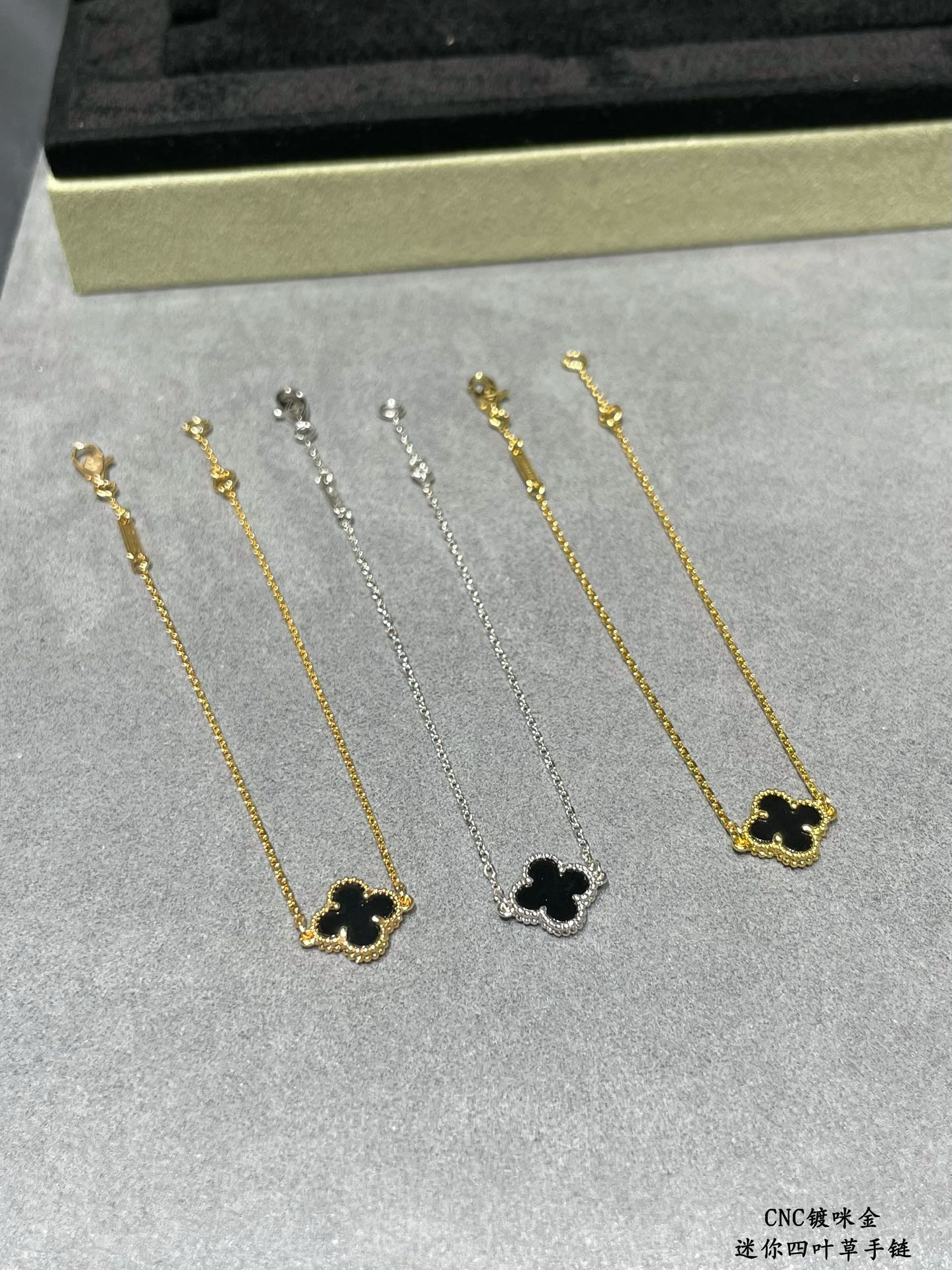 Van Cleef & Arpels Mini High-grade Black Onyx Clover Bracelet