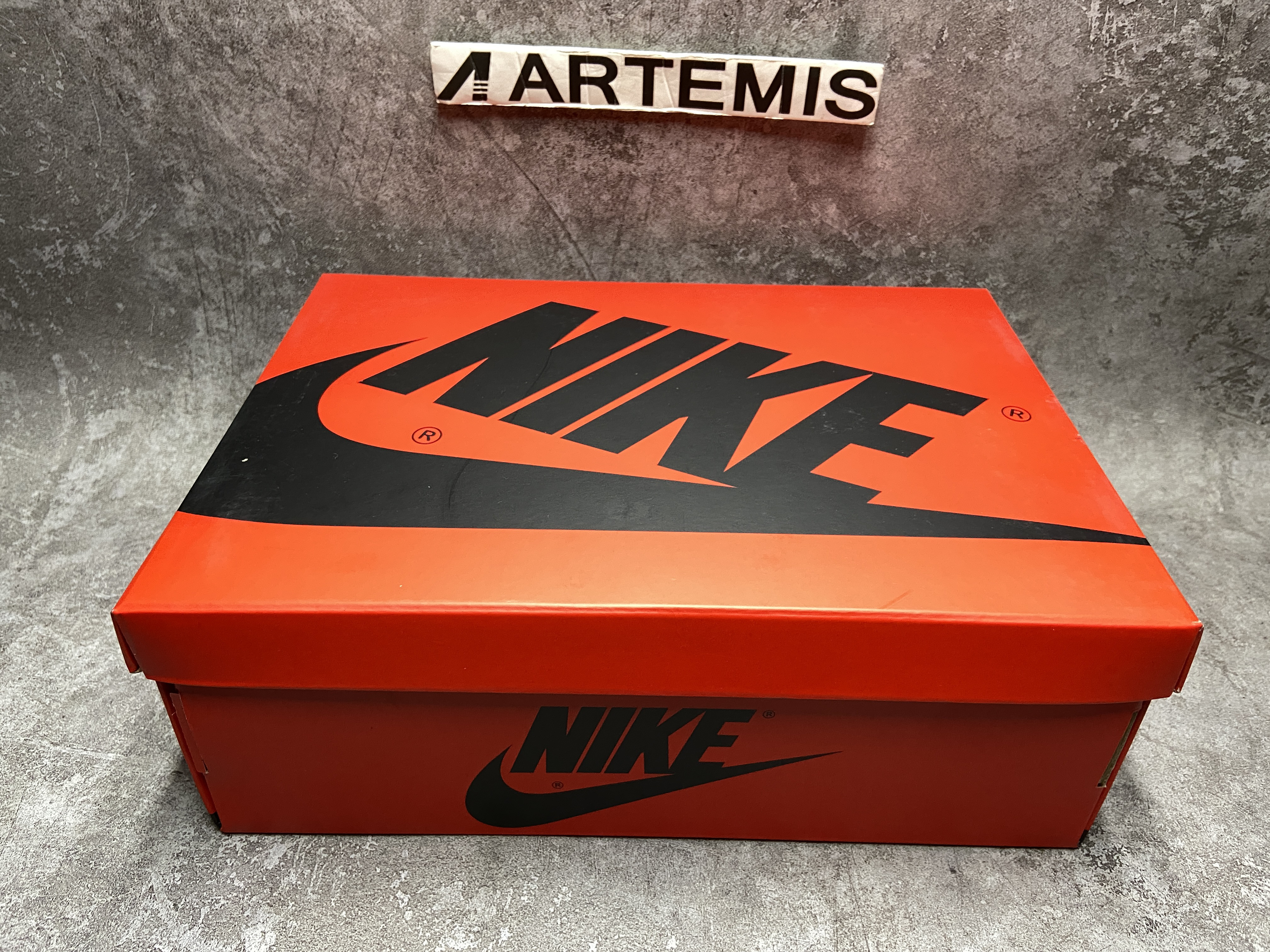 Air Jordan 1 Mid SE Fearless Maison Chateau Rouge