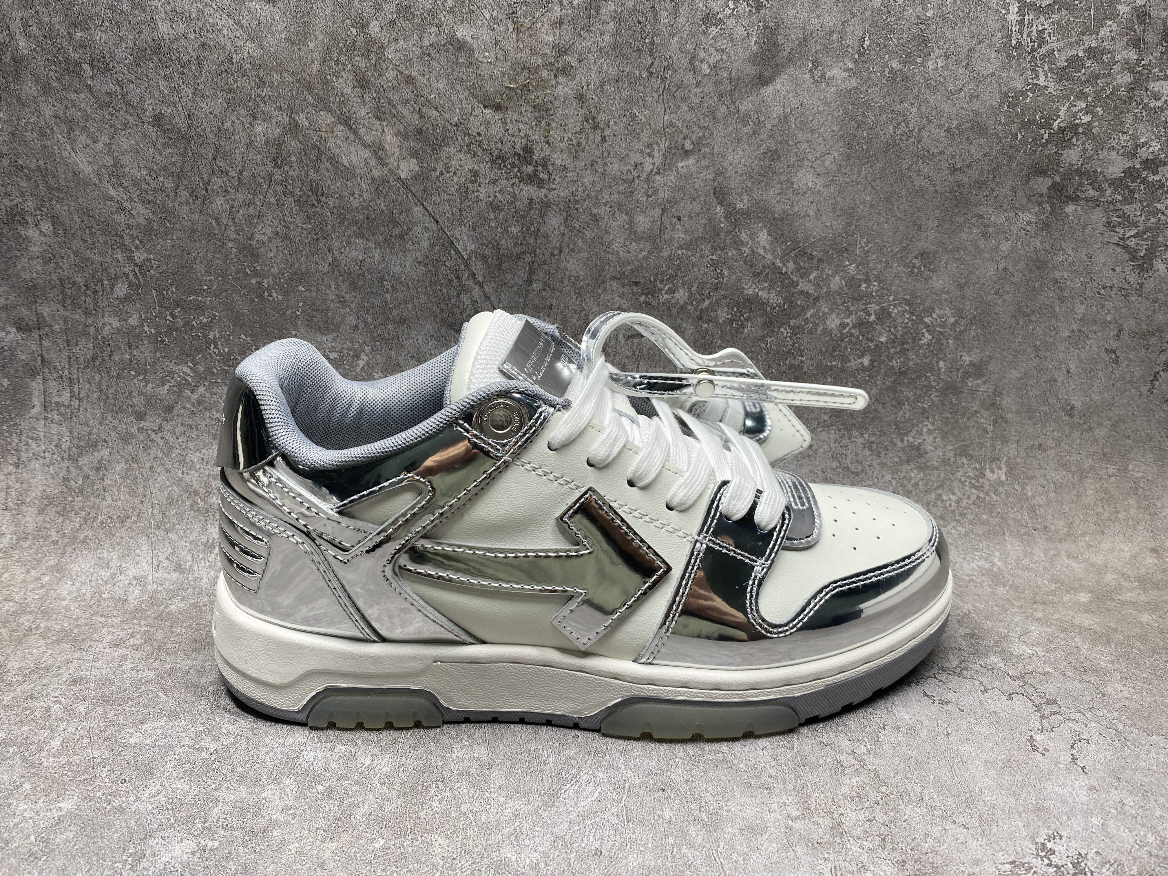 UA OFF-WHITE OUT OF OFFICE LOW