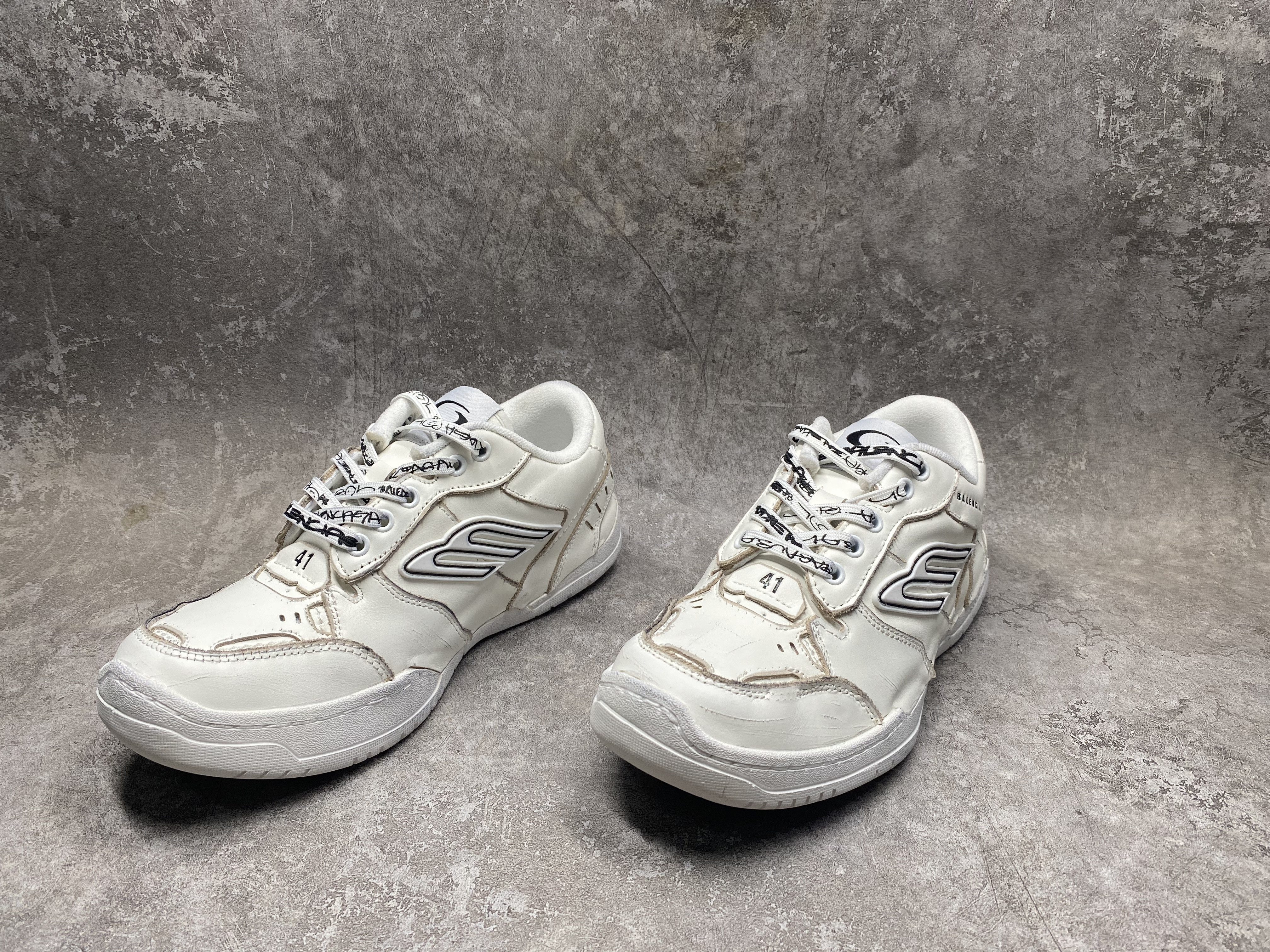 UA Balenciaga Hamptons Medium Worn-out Sneaker in White(run one size large)