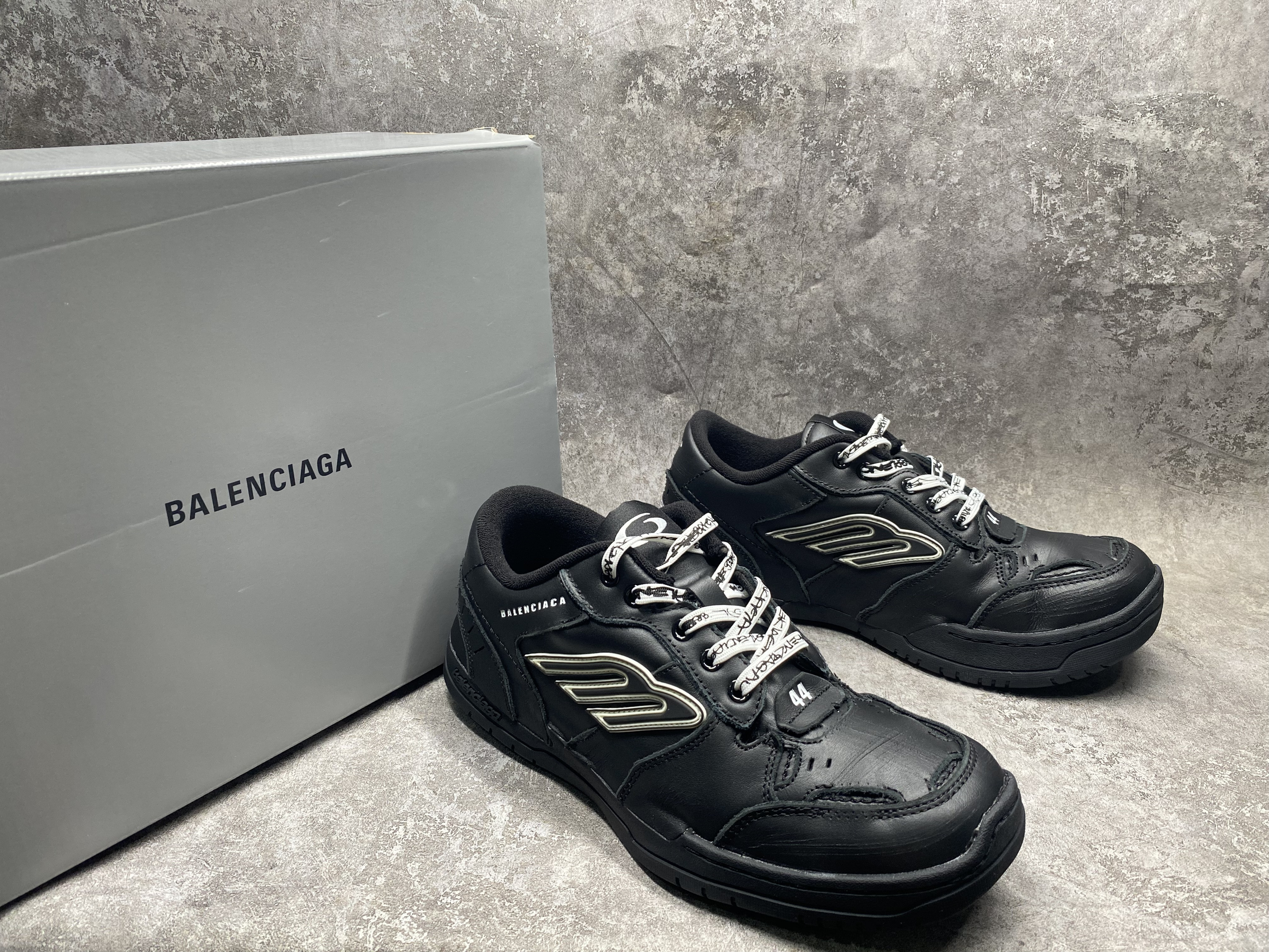 UA Balenciaga Hamptons Worn-out Sneaker in Black(run one size large)