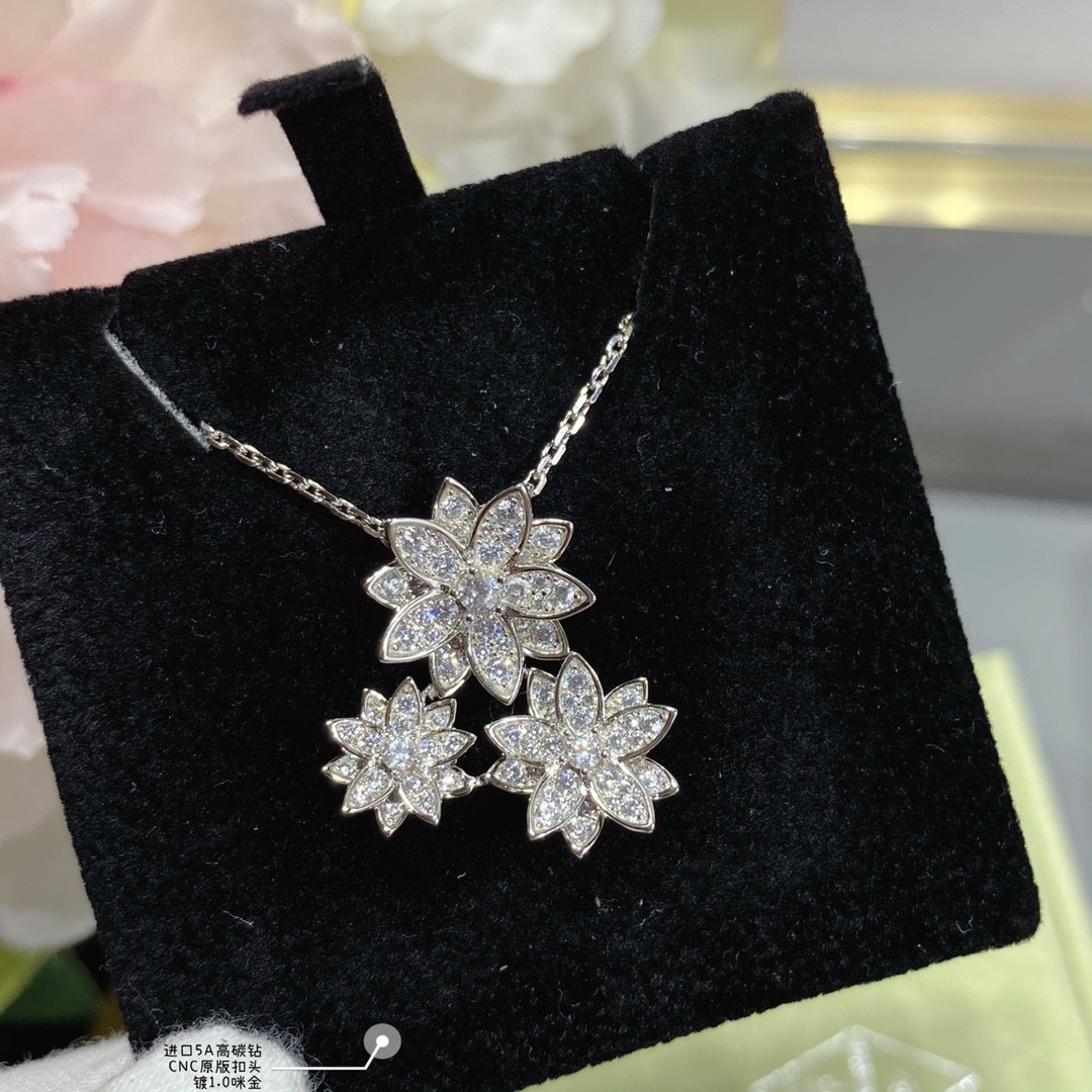 Van Cleef & Arpels lotus Necklace