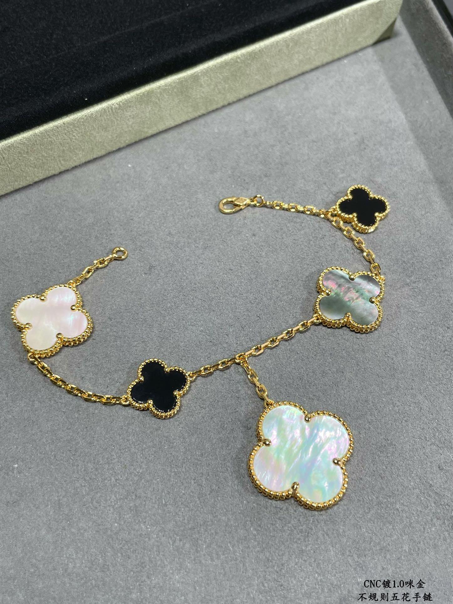 Van Cleef & Arpels Irregular five-leaf clover Bracelet