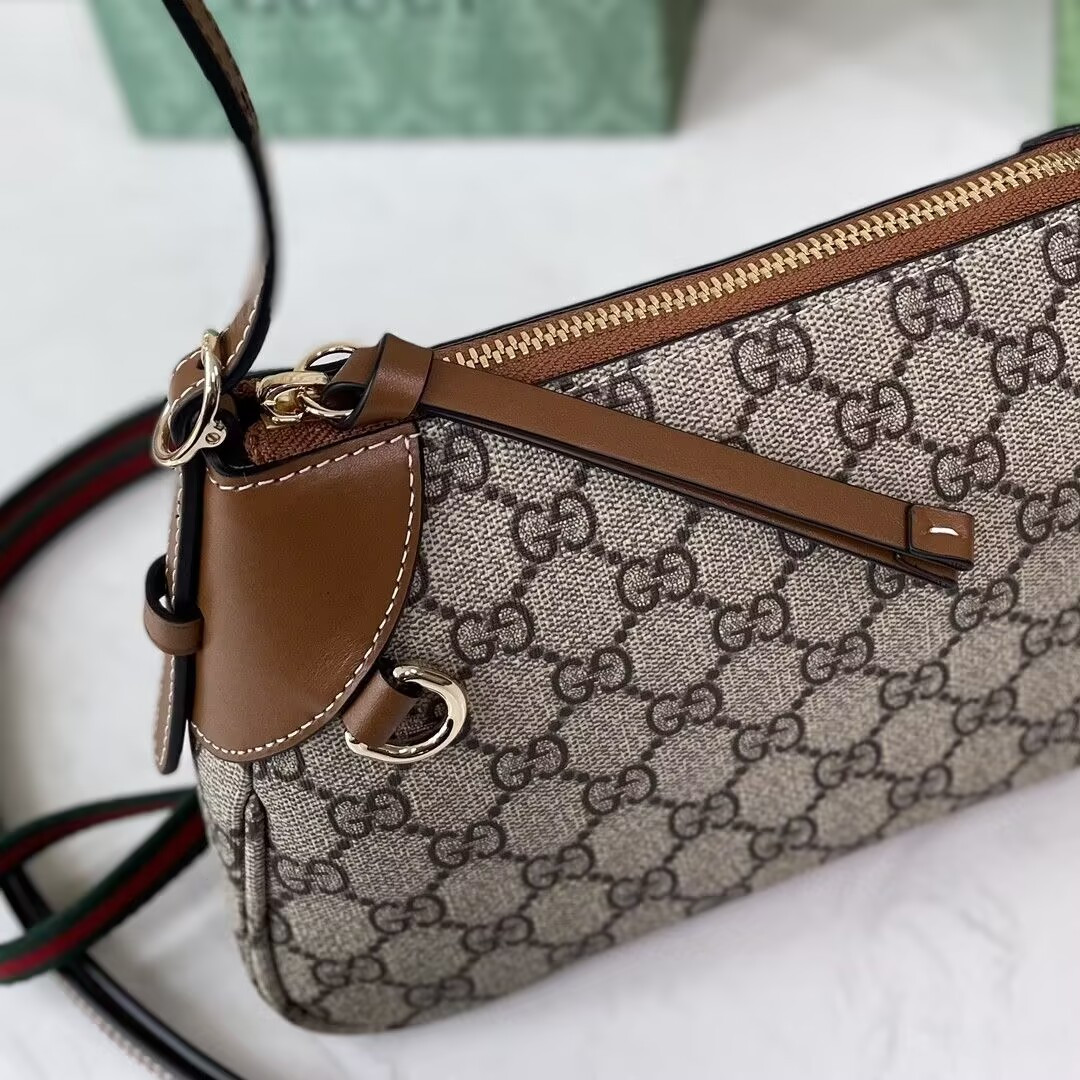 Gucci GG Emblem Shoulder Bag 24.5x16x16cm