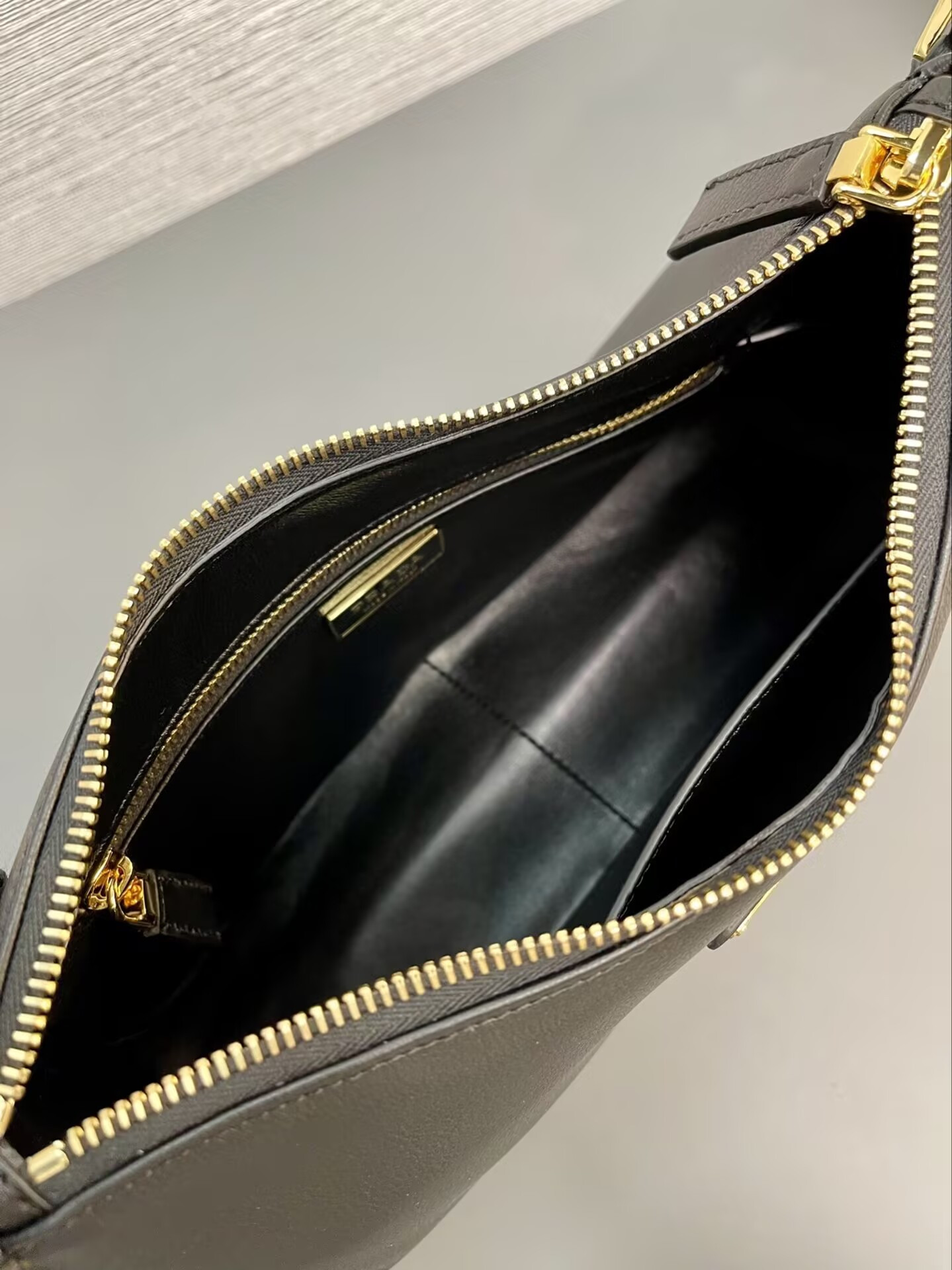 Prada Aimée leather shoulder bag 31x18x10cm