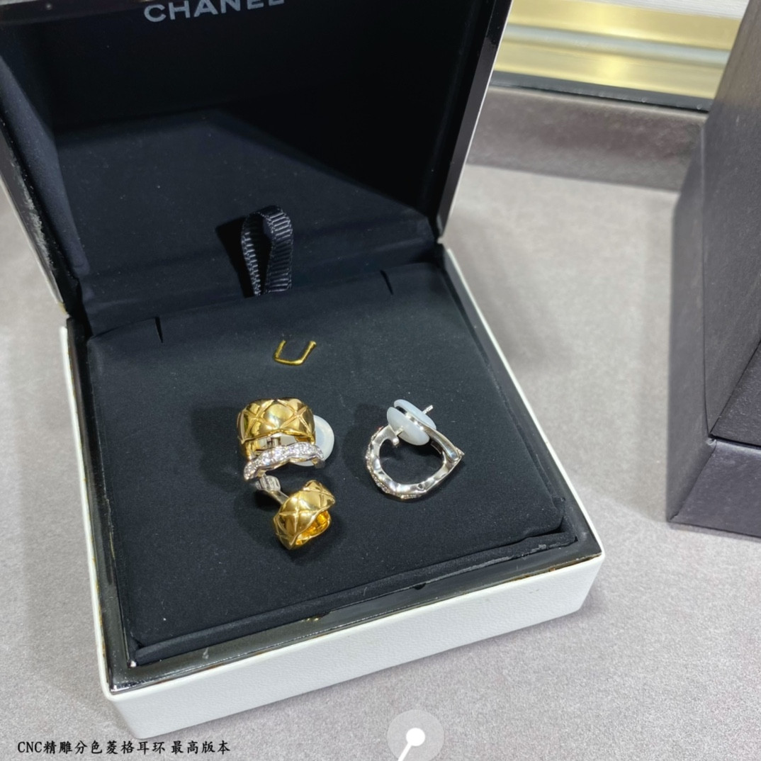 Chanel Finely carved diamond color separation Earrings