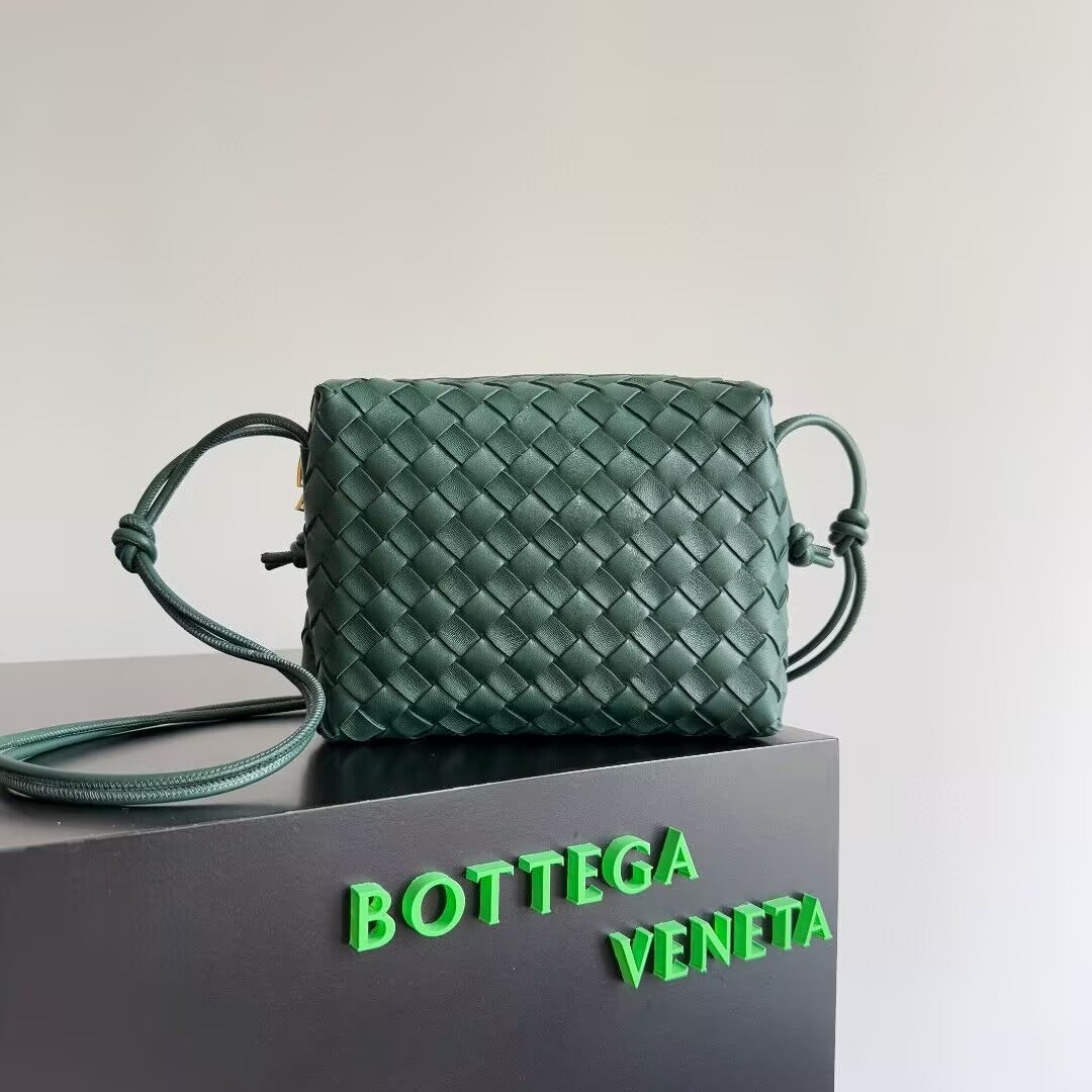 Bottega Veneta Medium Loop Cross-Body Bag 22x15x8cm