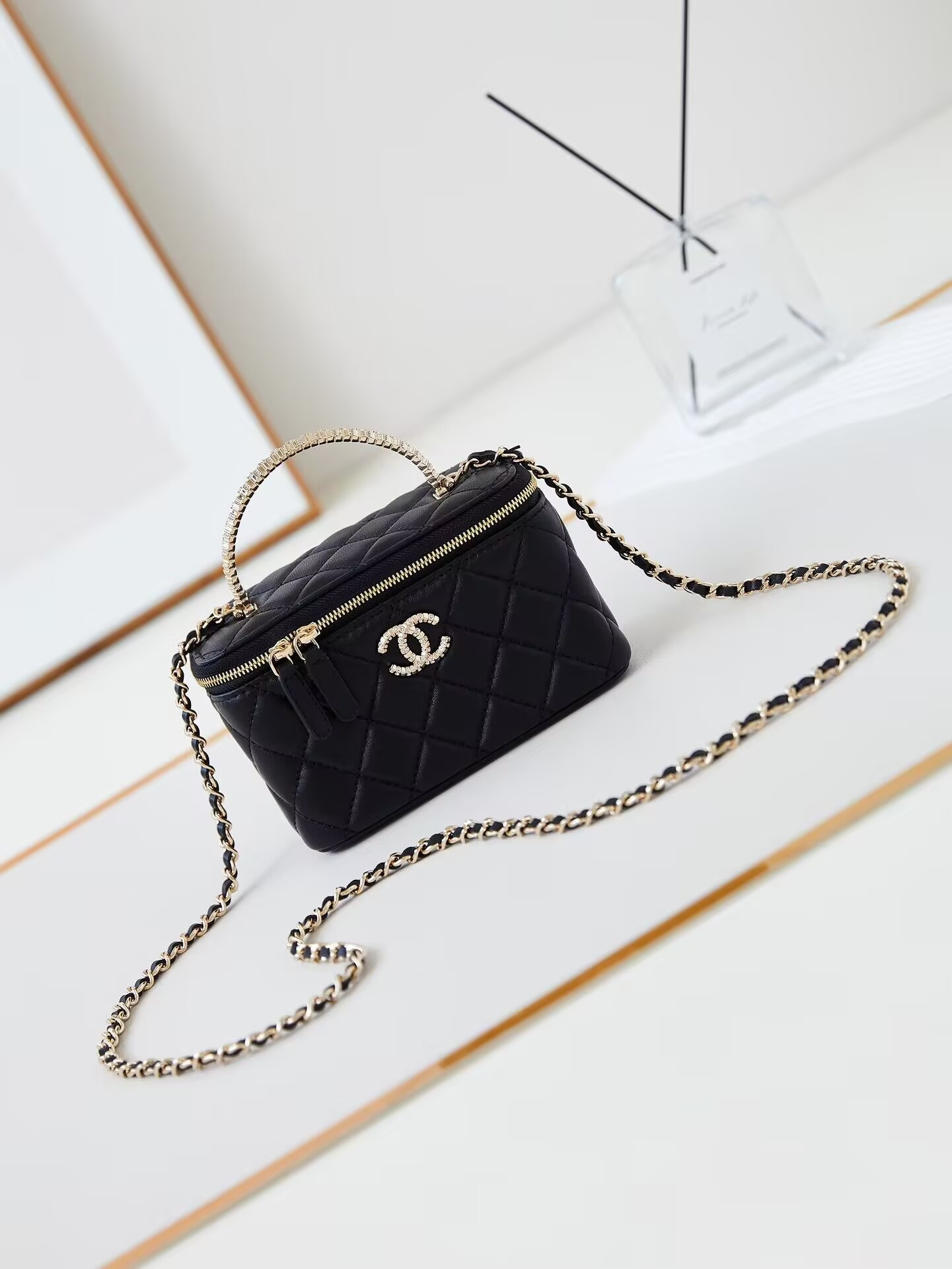 CHANEL with chain 9.5x16x8cm
