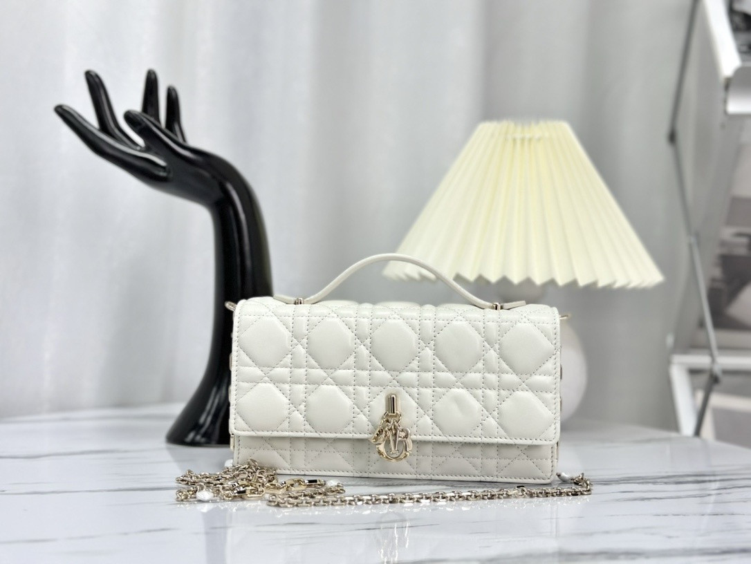 MISS DIOR MINI BAG Latte Cannage Lambskin S0980ONMJ_M030 21 x 11.5 x 4.5 cm