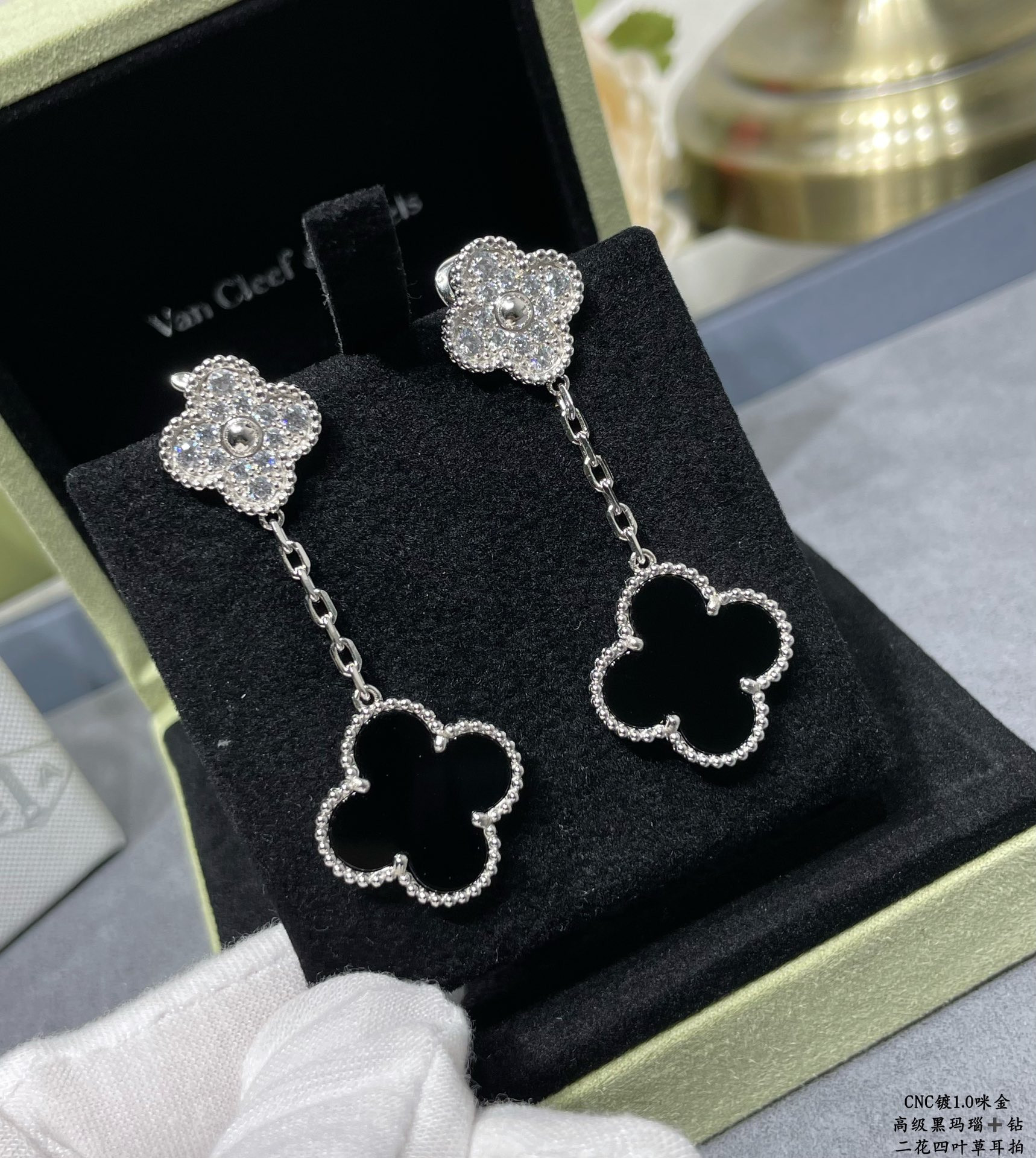 Van Cleef & Arpels High-grade black agate with diamond two-flower four-leaf clover Earrings