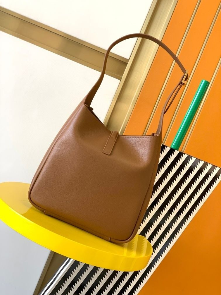 YSL LE 5 À 7 SUPPLE SMALL IN GRAINED LEATHER 23 x 22 x 8.5 cm