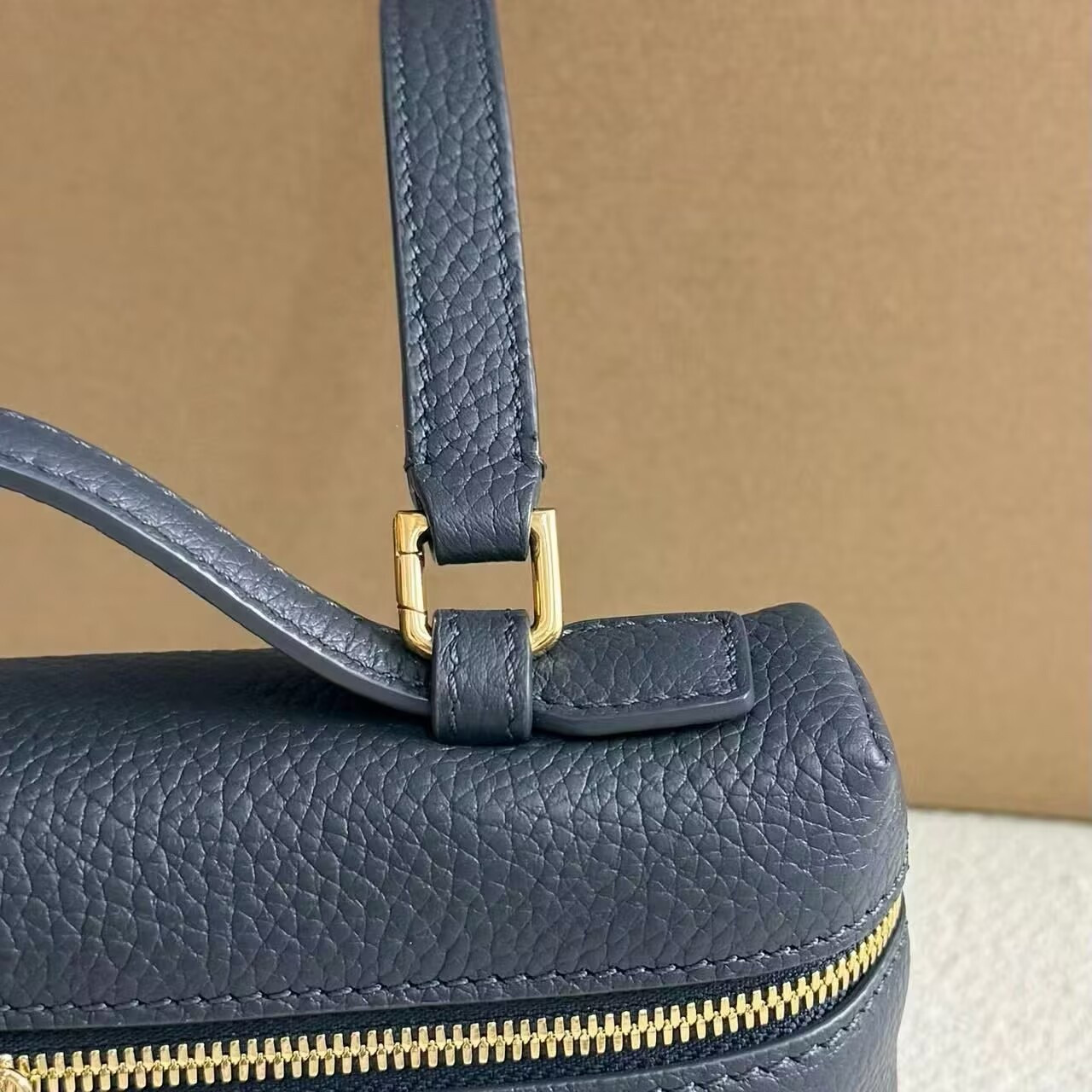 Loro Piana Extra Pocket L19 Grained Calfskin 11 x 19 x 6.5 cm