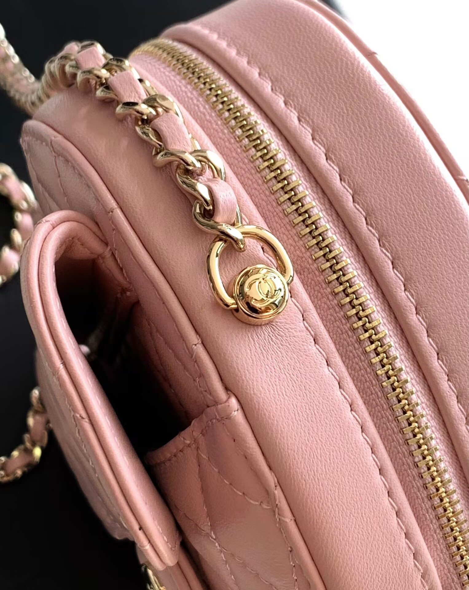 Chanel 25B Heart Bag AS5764 18x19x5cm