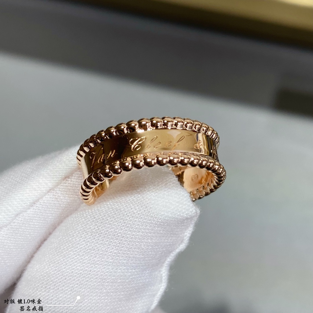 Van Cleef & Arpels sign Ring