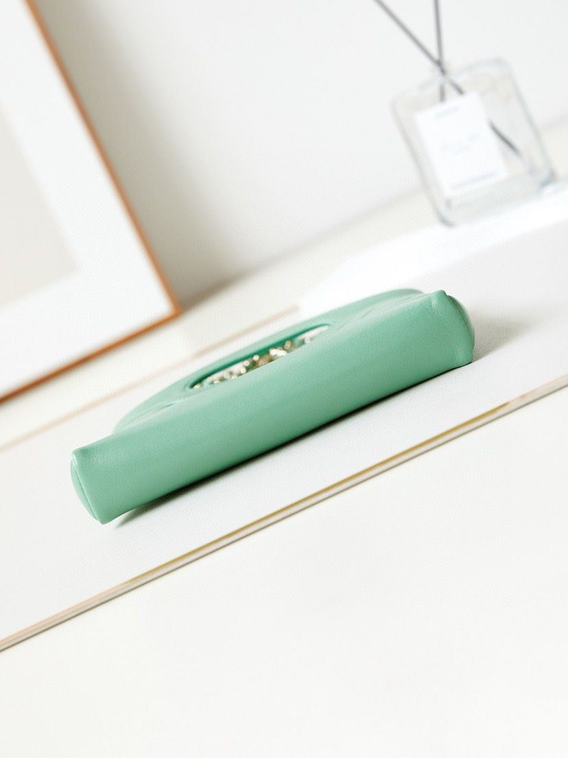 Chanel 31 NaNo Bag 17.5x20x5cm