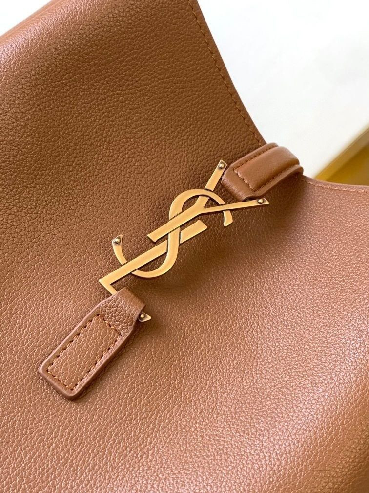 YSL LE 5 À 7 SUPPLE SMALL IN GRAINED LEATHER 23 x 22 x 8.5 cm