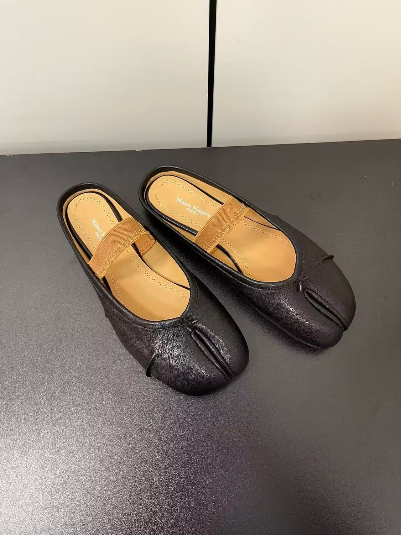 UA Maison Margiela Split-Toe Leather Ballerina Mules Black