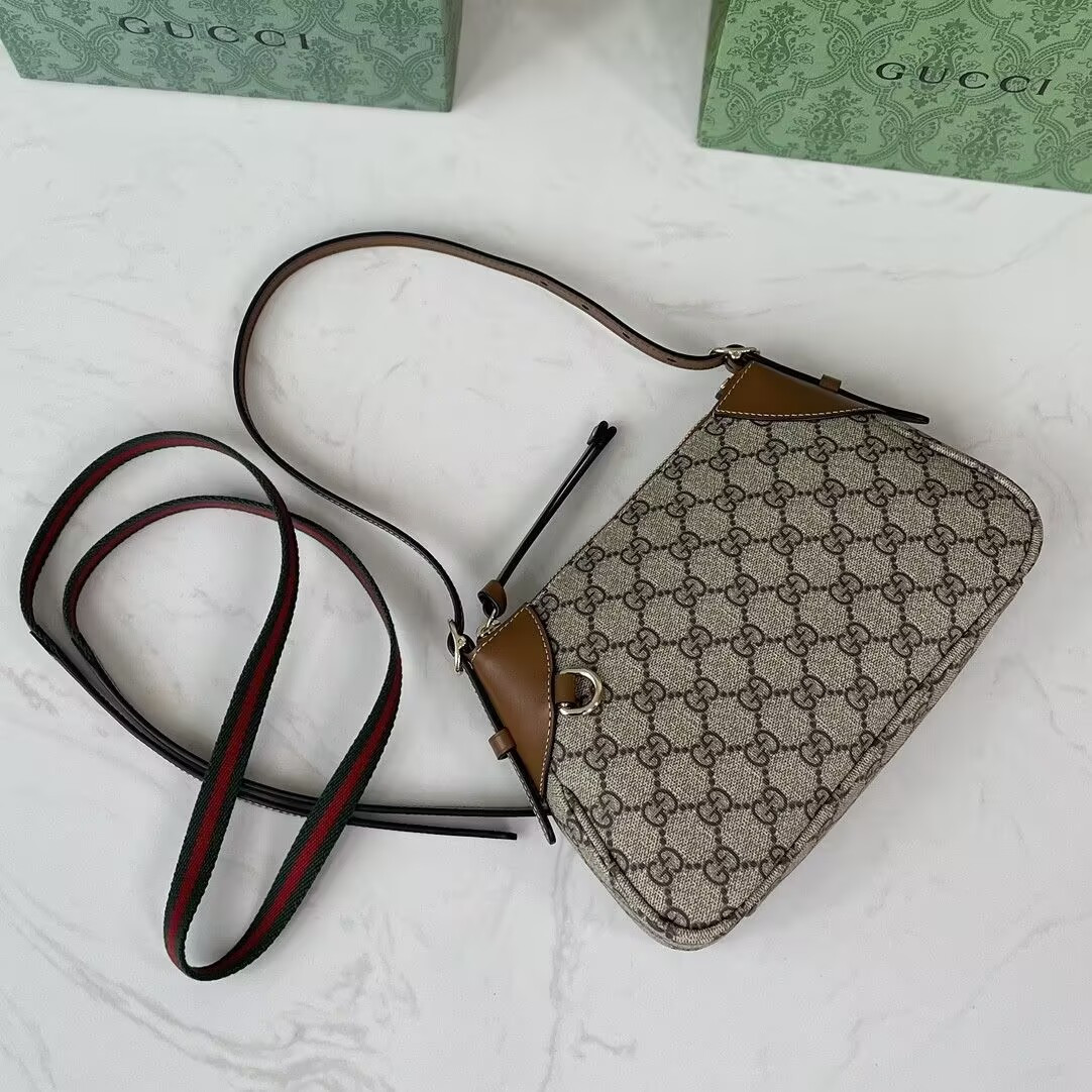 Gucci GG Emblem Shoulder Bag 24.5x16x16cm