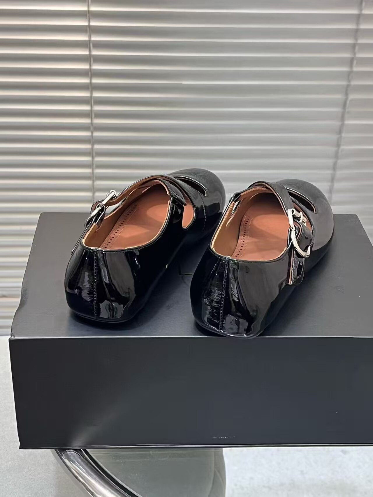 UA ALAÏA CRISS CROSS BALLET FLATS