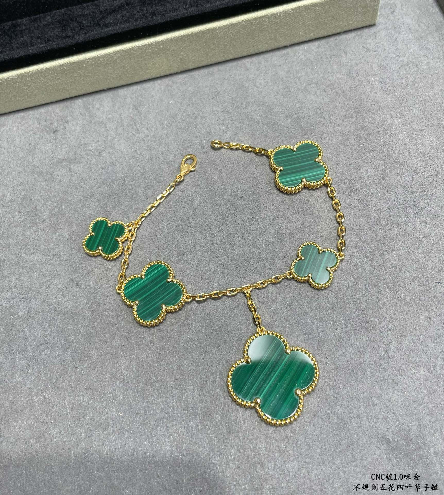 Van Cleef & Arpels Natural malachite irregular five-flowered four-leaf clover Bracelet