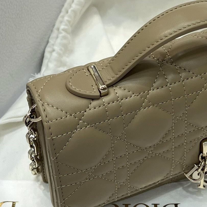 MISS DIOR MINI HANDBAG 21 x 11.5 x 4.5 cm