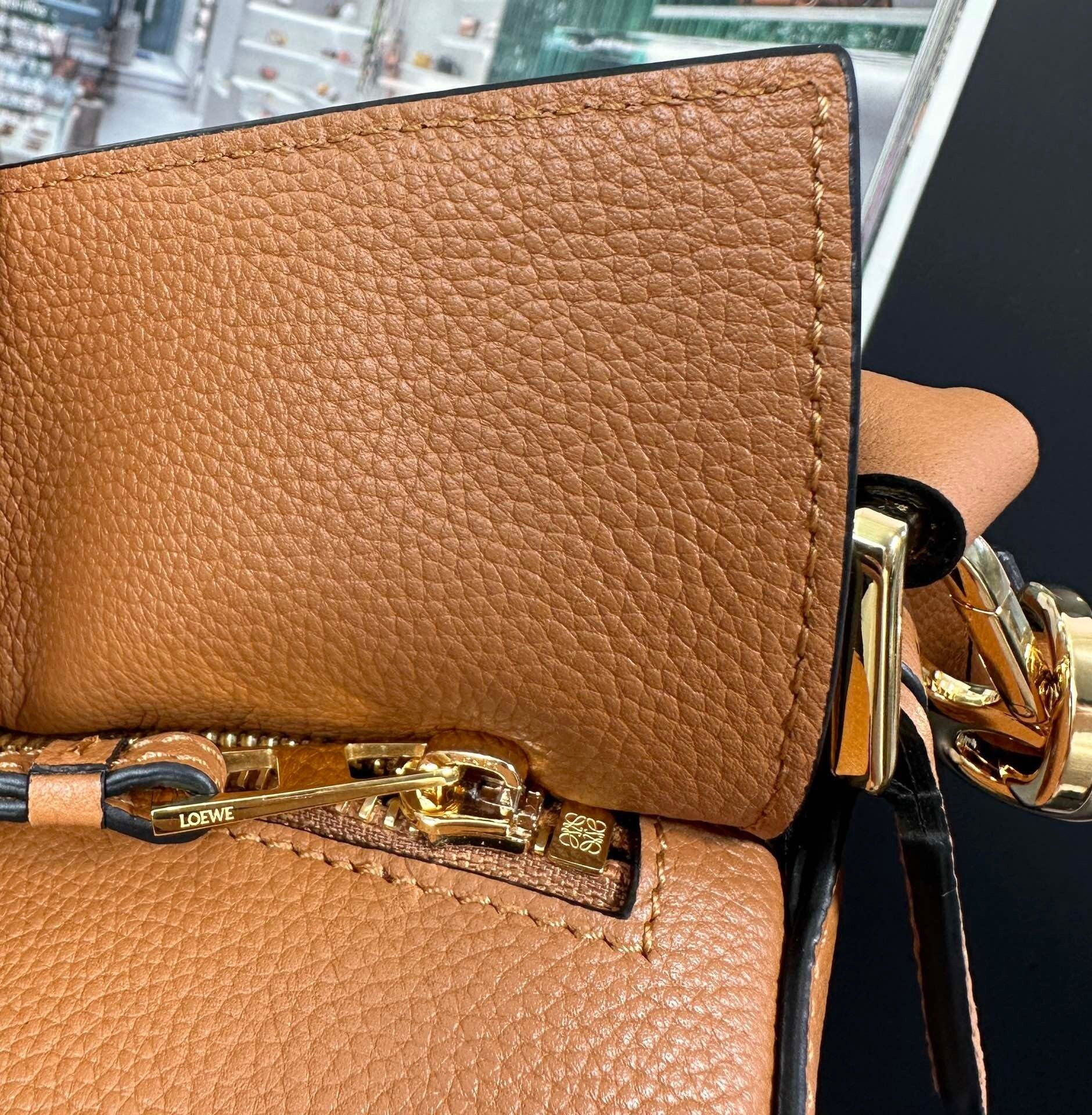 Loewe Medium Puzzle Edge bag in classic calfskin 19.5x29x14cm