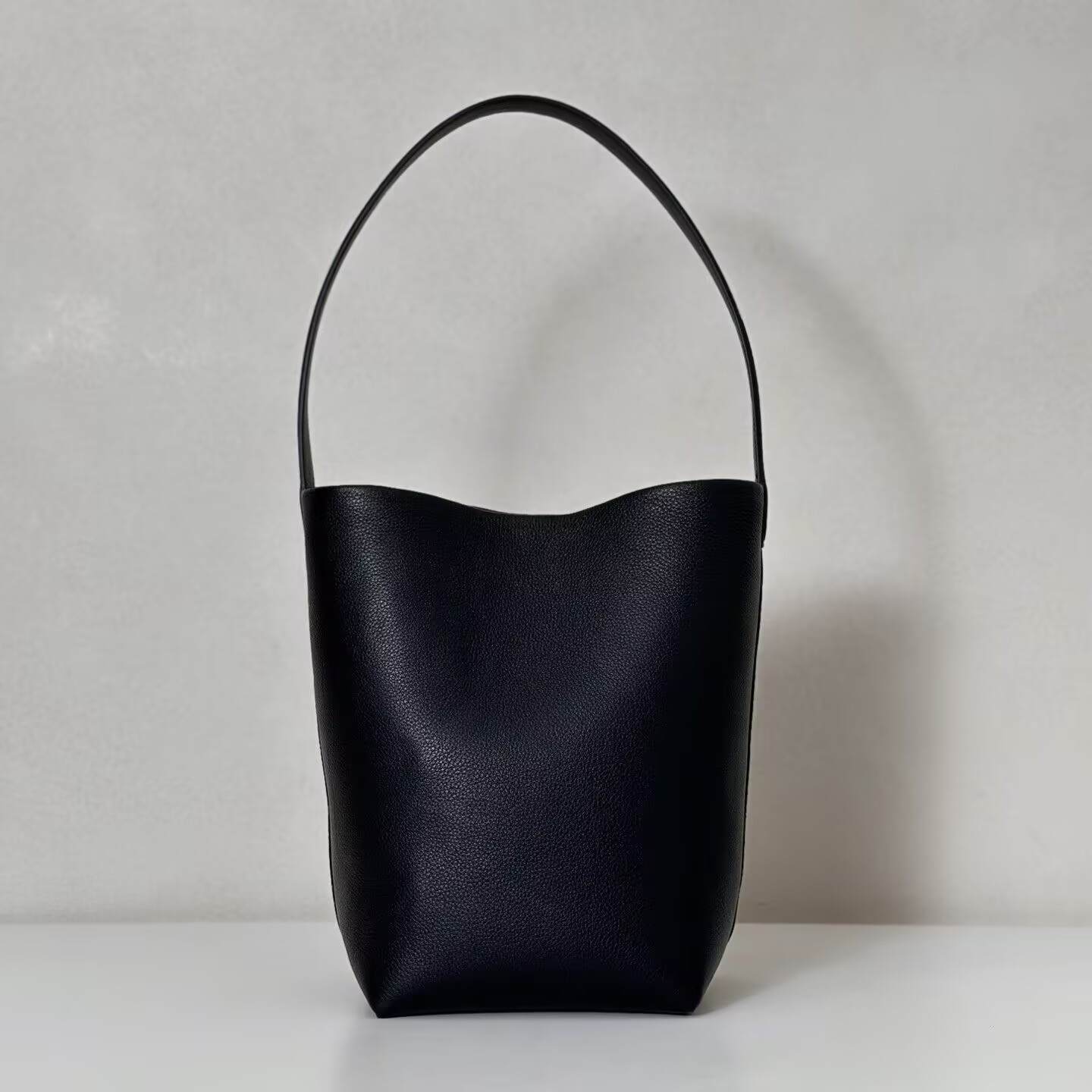 The Row Medium N/S Park Tote Bag in Leather 16.5x16.5x28cm
