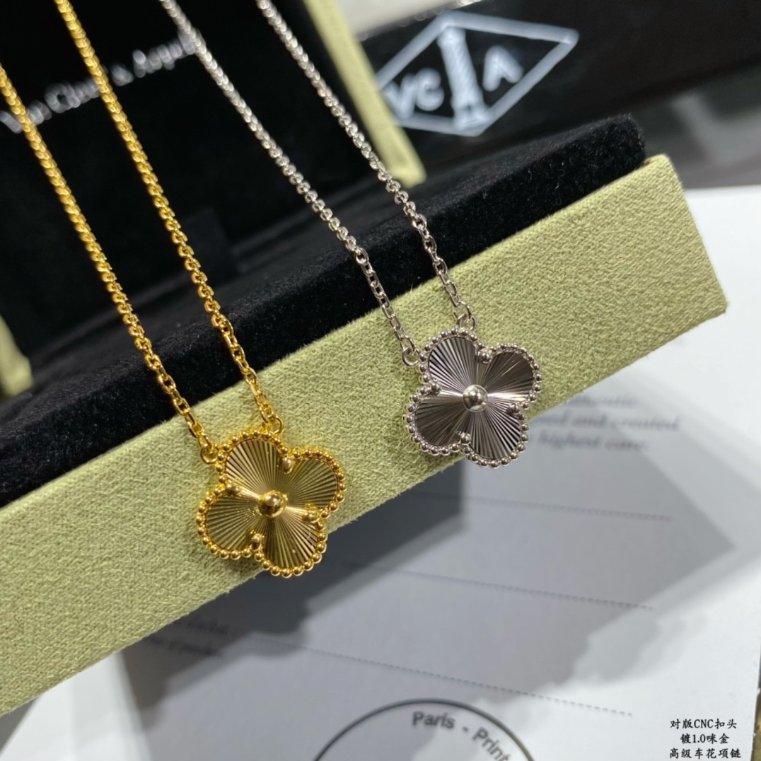 Van Cleef & Arpels Medium Classic Four Leaf Clover Necklace Diameter approx 1.5cm,Chain length approx 40+5cm