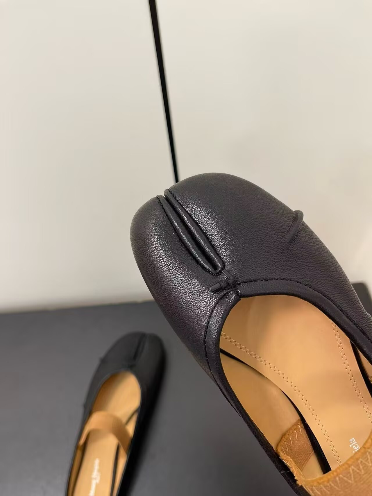 UA Maison Margiela Split-Toe Leather Ballerina Mules Black