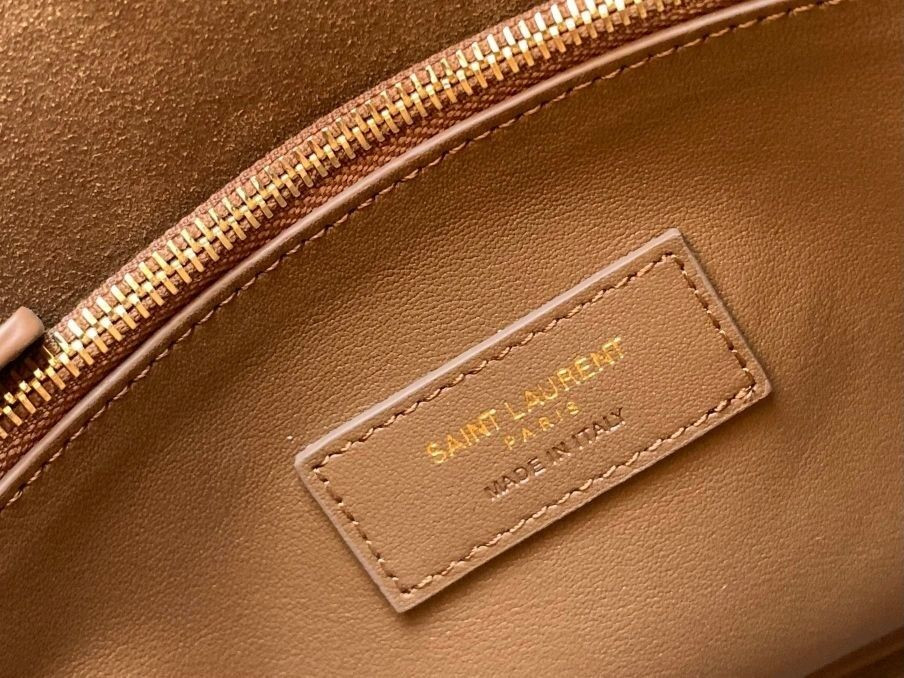 YSL LE 5 À 7 SUPPLE SMALL IN GRAINED LEATHER 23 x 22 x 8.5 cm