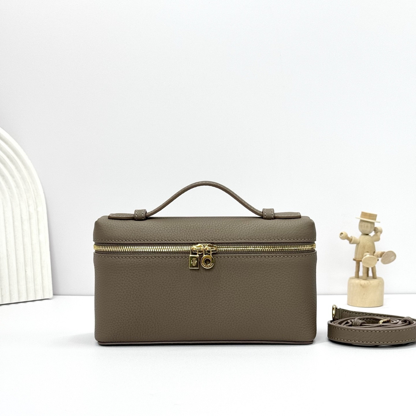 Loro Piana Extra Pocket L19 Grained Calfskin 11 x 19 x 6.5 cm