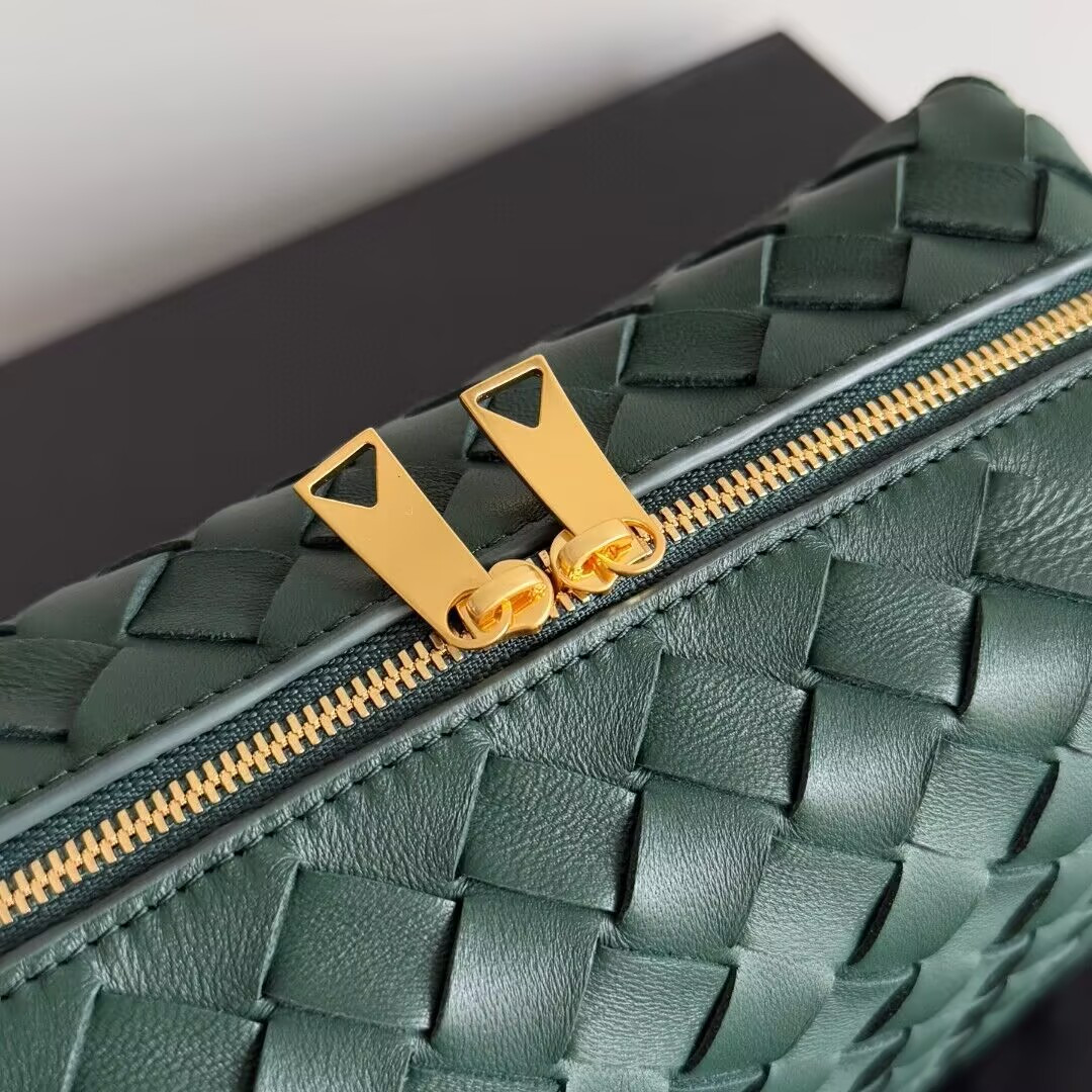 Bottega Veneta Medium Loop Cross-Body Bag 22x15x8cm