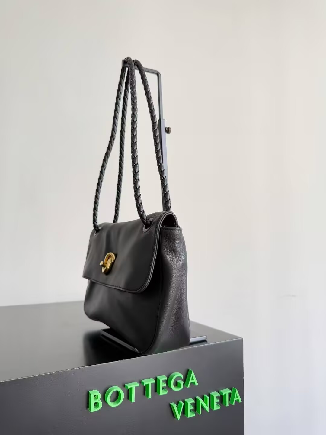 Bottega Veneta Madison 16x27x6cm
