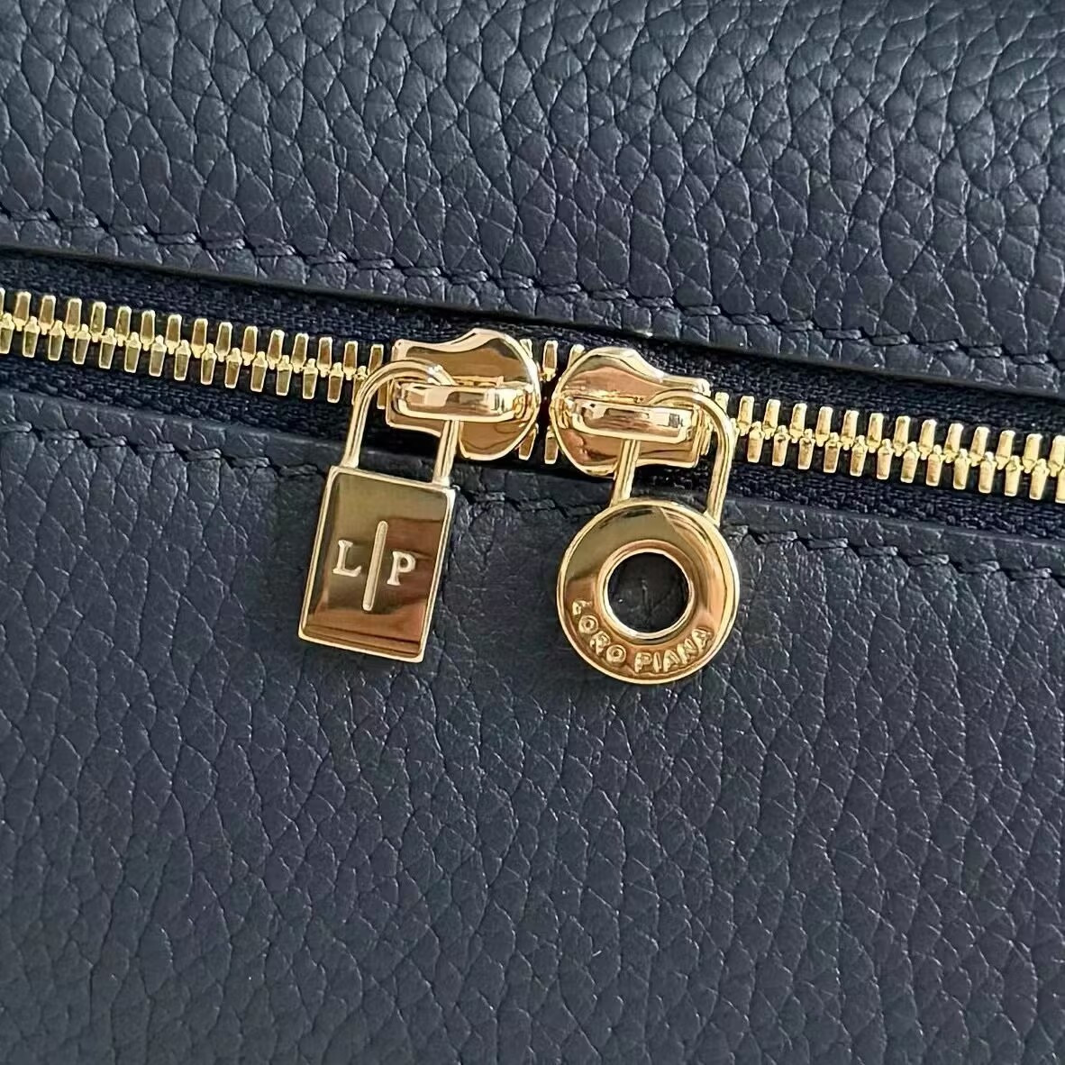 Loro Piana Extra Pocket L19 Grained Calfskin 11 x 19 x 6.5 cm