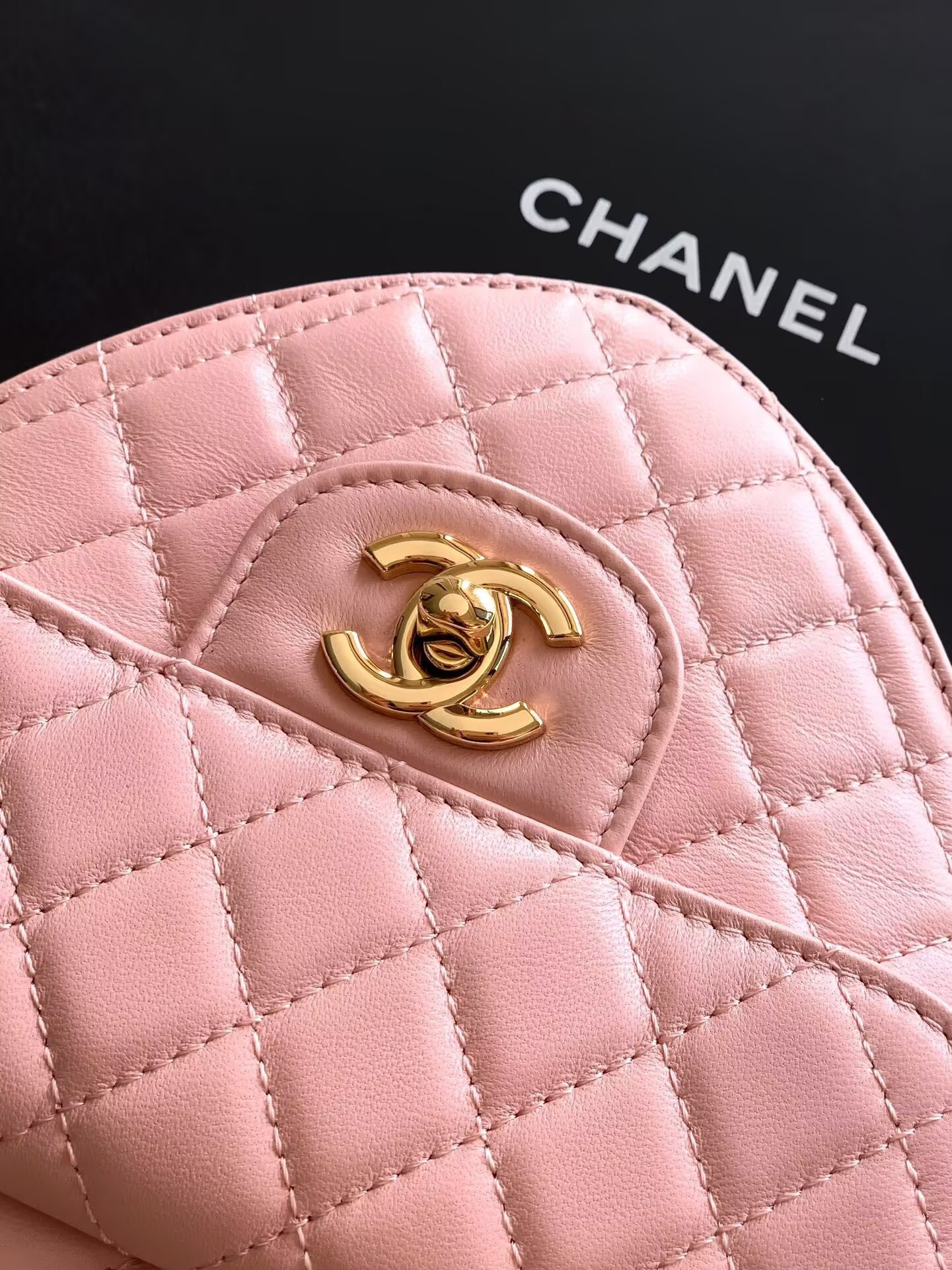 Chanel 25B Heart Bag AS5764 18x19x5cm