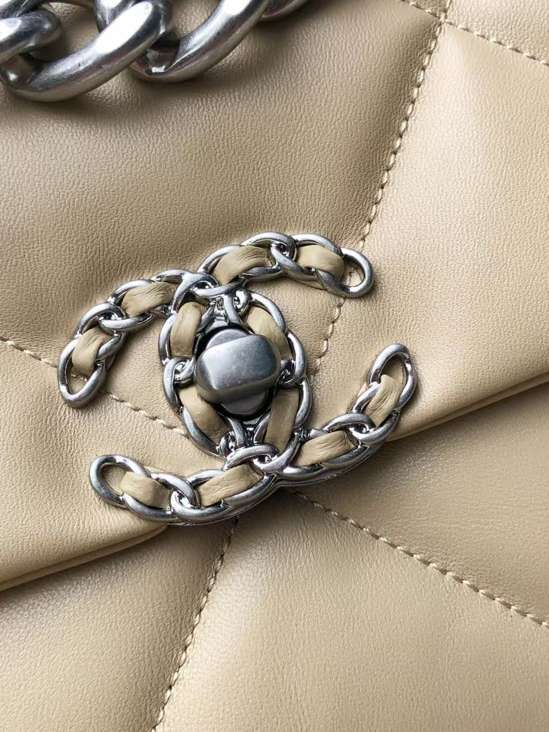 CHANEL 19 HANDBAG Shiny Leather, Gold-Tone, Silver-Tone & Ruthenium-Finish Metal Beige 26x16x9cm